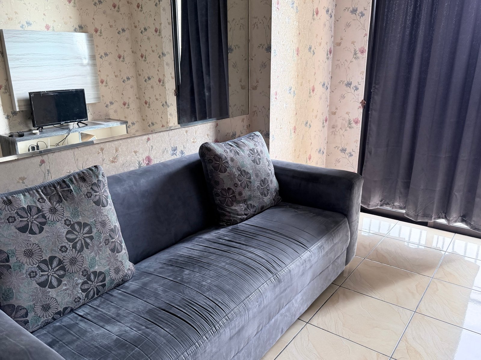 Unit 2 bedroom ByBee - ruang tamu dan kamar tidur