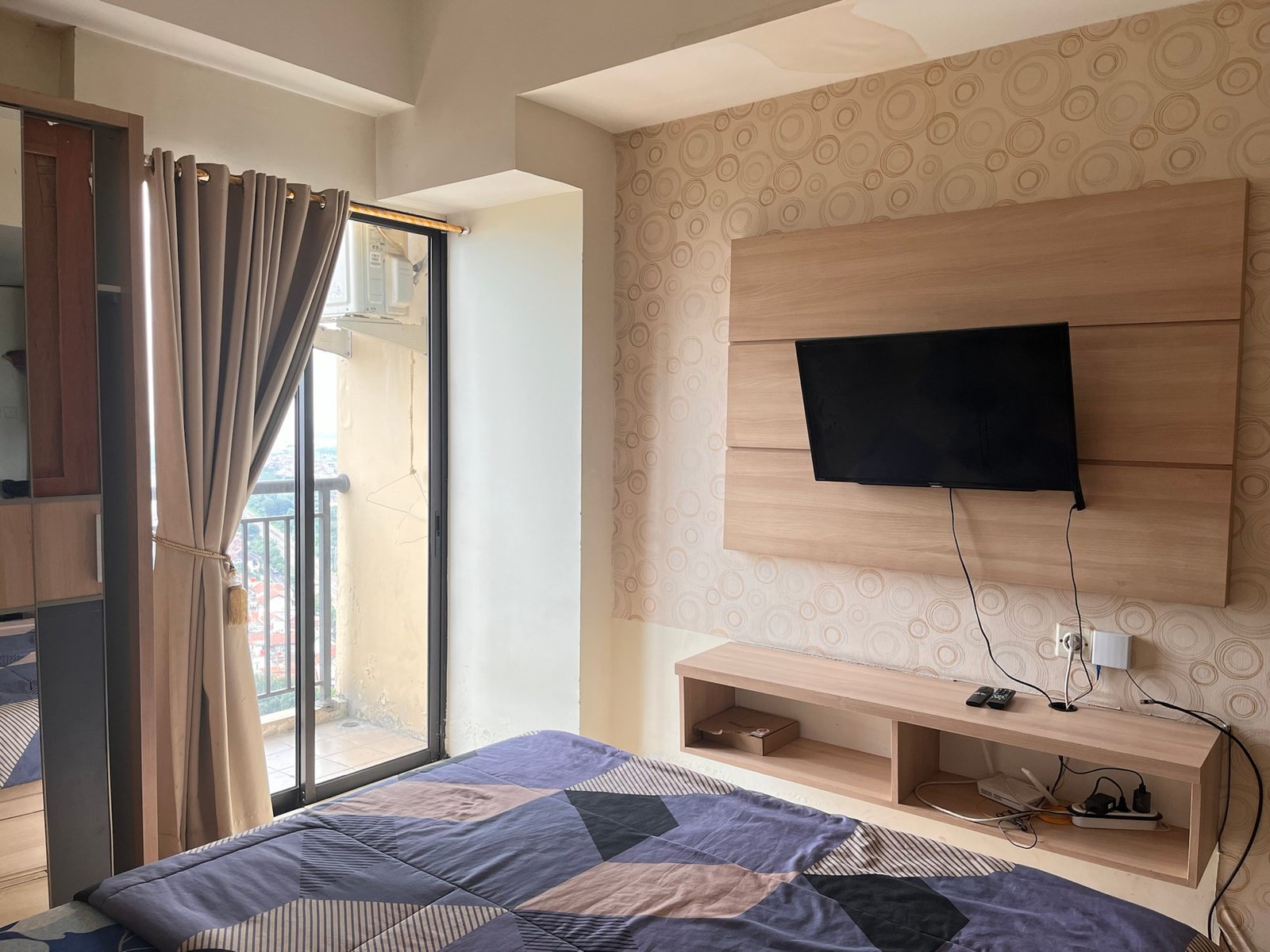 View kota Bandung dari balkon apartemen ByBee